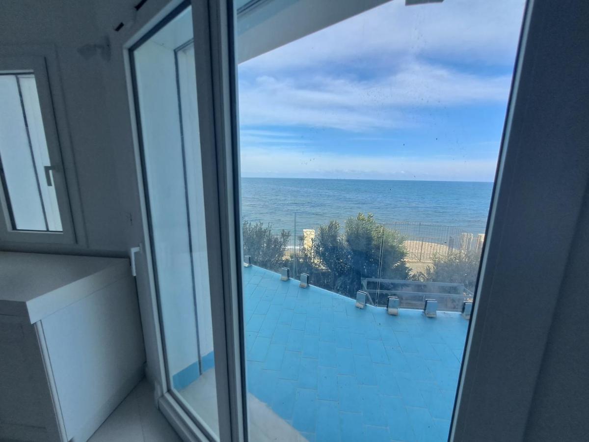 Blue Life, Sea-Luxury Rooms On The Beach Between Palermo And Cefalu' Casteldaccia Bagian luar foto